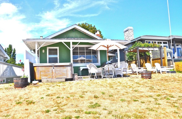 50 feet of exclusive unobstructed waterfront at South Beach, adorable cottage.