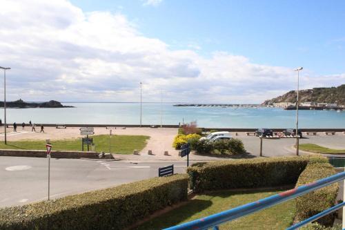 511 - A Erquy, en bordure de la plage du centre et à 300m du centre des commerces