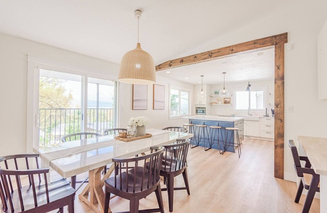 5BR Group Stay w/Private Hot Tub & Movie Theater