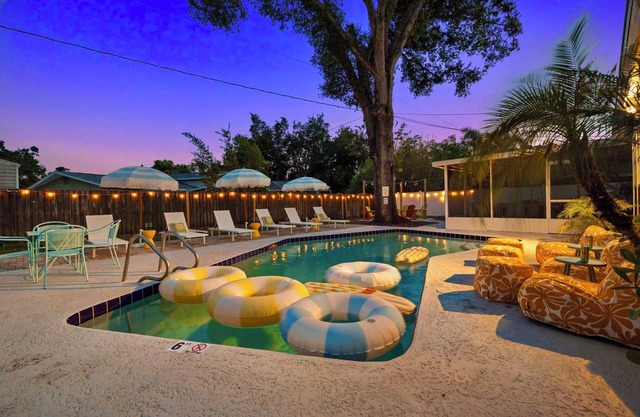 5BR~Huge Backyard~Minigolf~Heated Pool~Outdoor Projector~Gameroom~FIOS WiFi