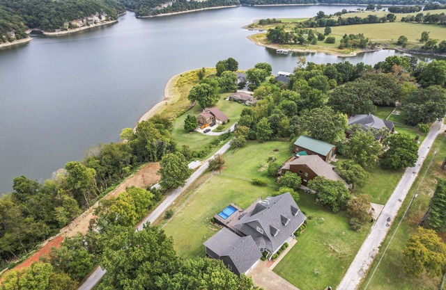 5BR Lake Views with Heated & Chilled Pool & Hot Tub. Centrally Located