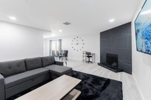 5Mins to Fremont 10Mins to Strip! Sleeps 8!