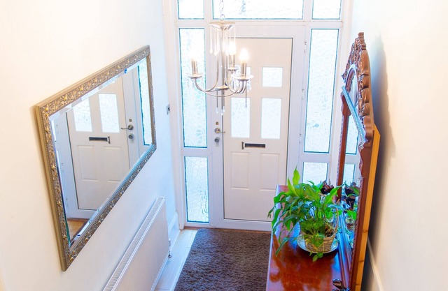 6 bed house * double driveway * front & rear garden