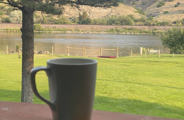 6+ bedrooms, 3 bath, Sauna, Hot tub! excellent flyfishing all on the Mighty Mo!