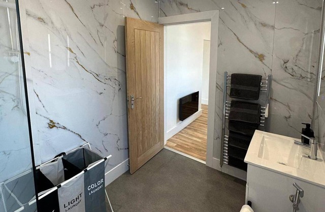6 Guests/free Parking/old Trafford/20min City