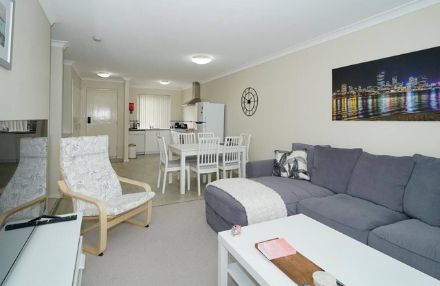 6 Light Bright Home in South Perth sleeps 4