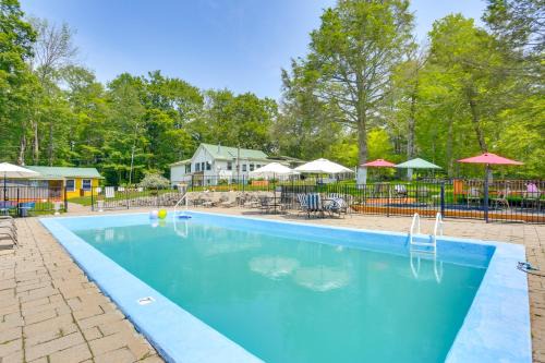 6 Mi to Bethel Woods Cabin with Pool Access