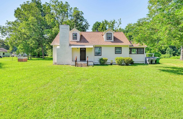 6 Mi to Dtwn: Charming Home w/Yard in Charlotte
