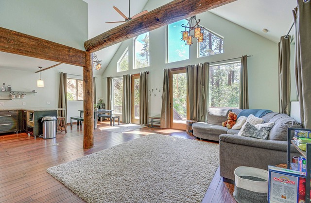 6 Mi to Mt Union: Peaceful Cabin w/Deck