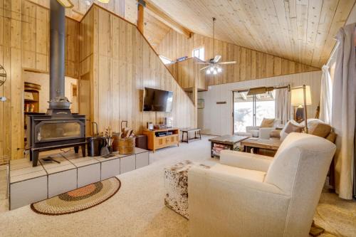 6 Mi to Sugar Bowl Resort Soda Springs Cabin!