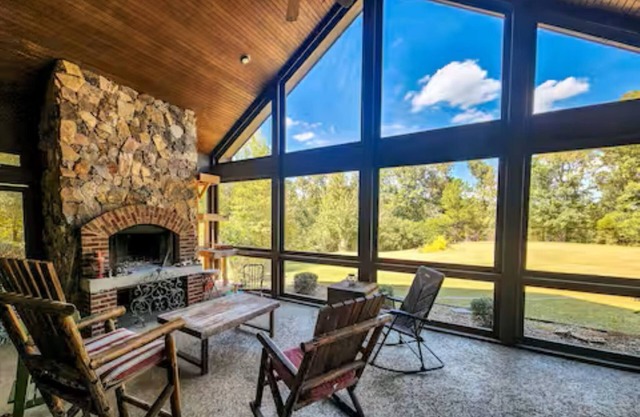 6000 sq ft home with Private Pool and Hot Tub, Sleeps 16 - 13 Acres