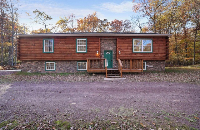 6BR Cabin w/Fire Pit, Game Room & Basketball
