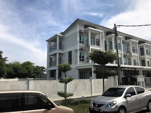 6BR Corner 3-storey House WIFI, Netflix, Aircond