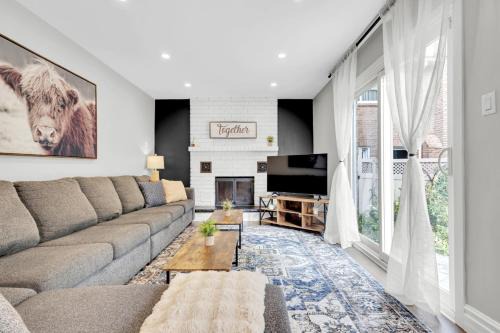 6BR house near Shops, Transit, Hwy and GO