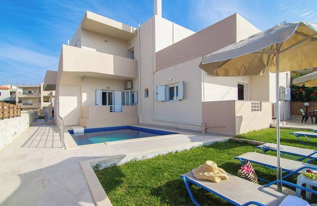 7 bedroom villa with pool, 700m from the beach!