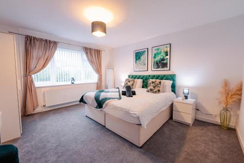 7 Beds - Spacious Apartment - Free Parking