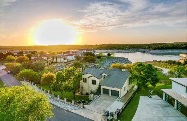 7 BR Lakefront Estate-sleeps 14 adults+6/8 kids,boat dock,cliff jump+kayaks