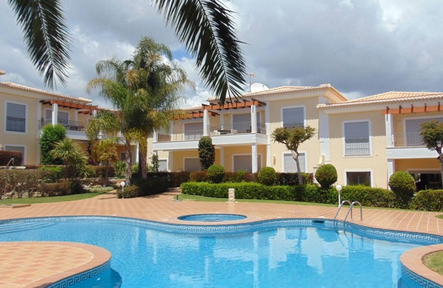 7 min walk to beach ! 2BR/2BA Apartment, pool, aircon, wifi, secure parking.