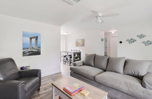 7 mins from Beach, 3 bedroom 2 bath house in delightful Jupiter with WiFi, AC.