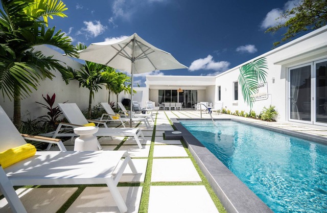 7 Minute walk to BEACH/Brand New Luxury Villa/Sleeps 10