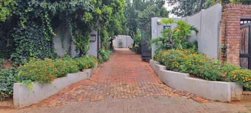 7 on school - Cozy guesthouse 15 min drive from airport and close to major highways