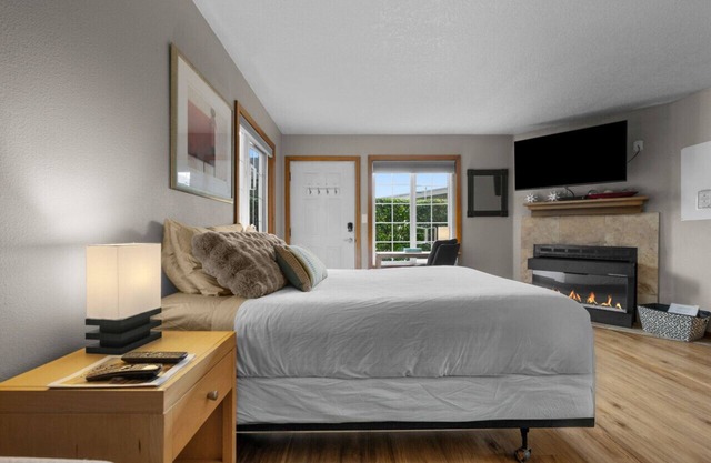 7 Sandpiper Pier: Walk to Beach | Coastal Charm | Dog-Friendly