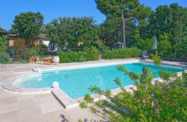 7min from Uzès, 4pers. 60m2/3000m2/swimming pool. Closed parking lot.