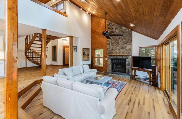 7th Hole Chalet at Wintergreen Resort Hot Tub, Sauna & 3 Fireplaces