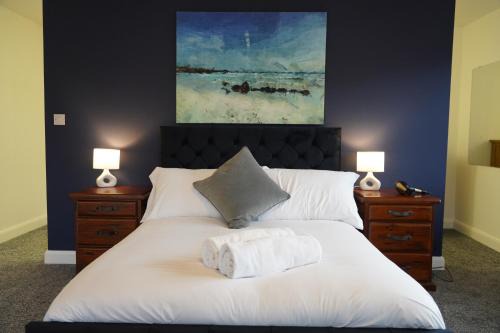 8 double beds in a 5 bedroom house, pets welcome