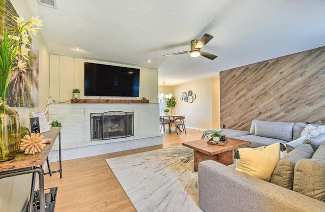 8 Mi to Beaches Bradenton Home with Poolside Oasis!