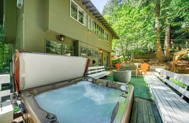 8 Mi to Dtwn Seattle: Pet-friendly Apt w/Hot Tub
