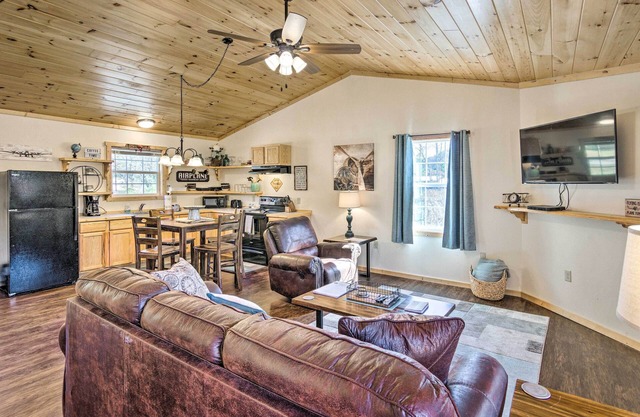 8 Mi to Great Smoky Mtn National Park: Cozy Cabin