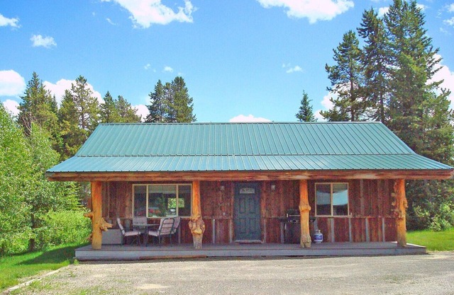 8 miles from Yellowstone! Large Covered Porch - Gas grill & next to creek.