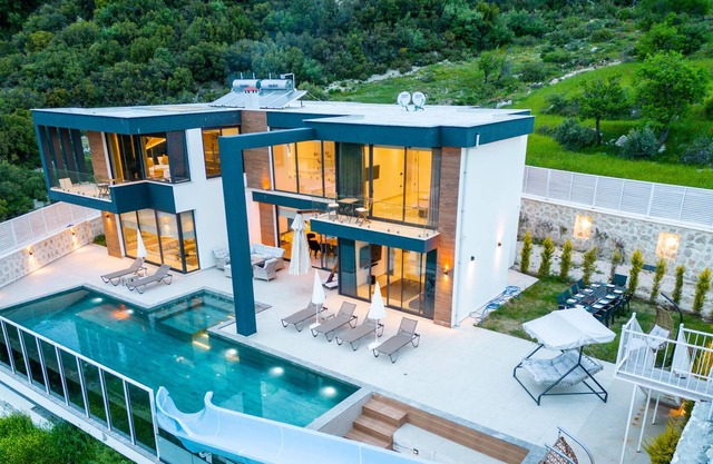 8 Person Villa With a Pool Slide