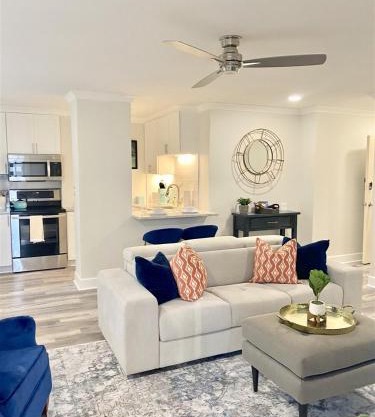 8th Floor Stylish Downtown Condo Private Balcony