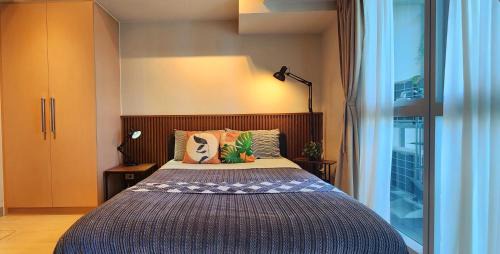 8U Pristine & Cozy Stay at Uptown Mall BGC across Mitsukoshi with FREE Parking and Balcony