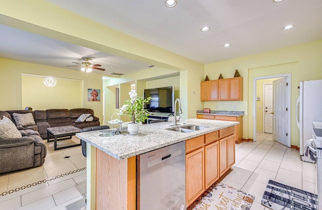 9 Mi to Apollo Beach: Riverview Getaway!