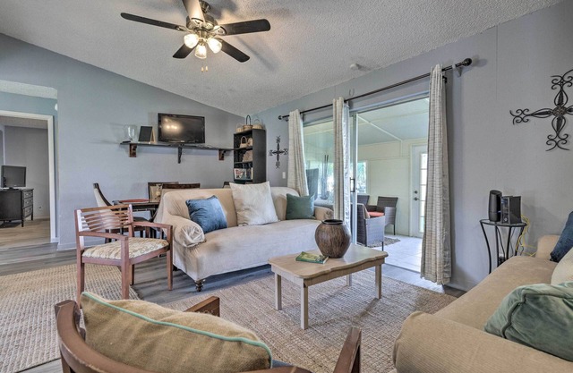 ~ 9 Mi to Universal: Orlando Retreat w/Sun Porch!