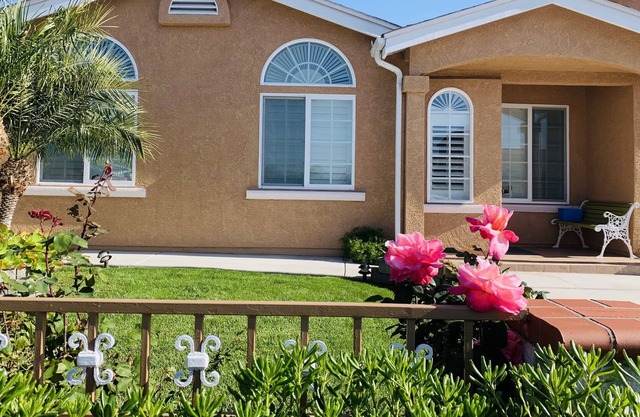 9B4B house,11 beds sleeps 20, by UCSD La Jolla Zoo SeaWorld Legoland