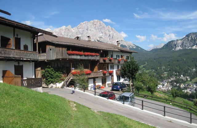 A 360° view of the Dolomites of Cortina d'Ampezzo, hospitality and simplicity