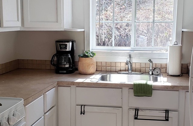 A beautiful 2 bedroom cottage-style cabin minutes from Rushmore