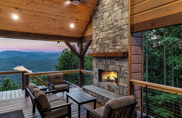 A Bougie Basecamp - Your Luxe Launchpad for Smoky Mountain Adventures!