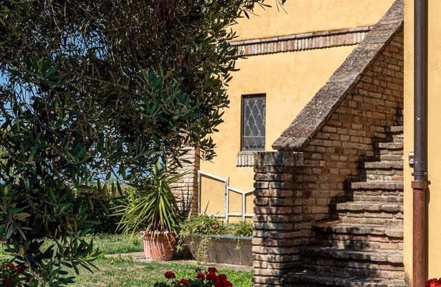 A corner of paradise in the countryside, a few km from the sea and mountains behind