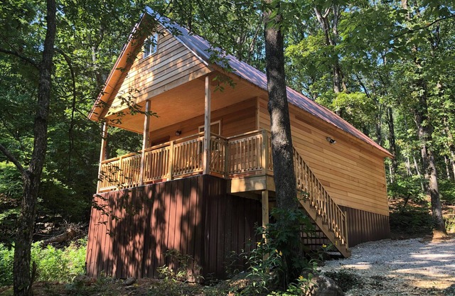 A cozy cabin in our little woodland village - access to pond & meadow