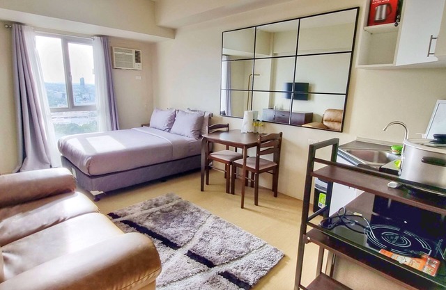a cozy studio unit located at the city center near shopping and restaurant areas