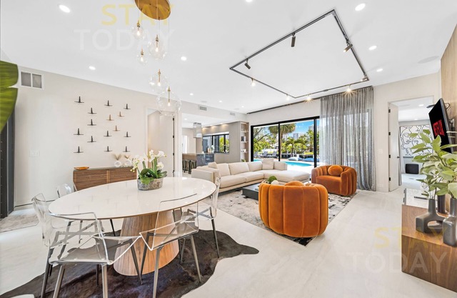 ★ A Designers 5 Bedroom Home - Heated Pool/BBQ/Boat Dock 55ft