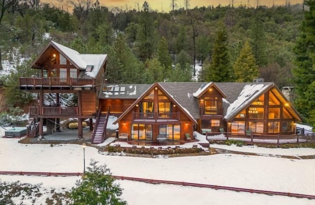 A-Frame - sleeps 20 - 2 Fire pits - 2 Hot Tubs - Putting Green