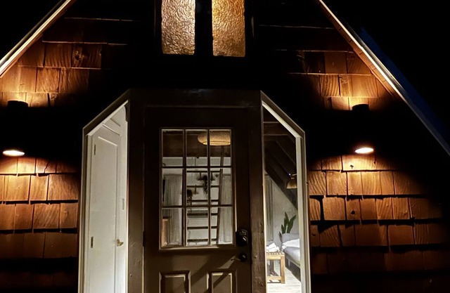 A Frame Tree House 1 mile from downtown and the beach!