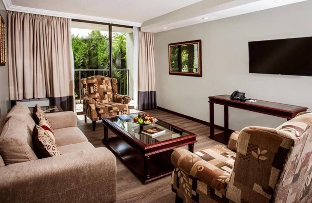 A Haven of Comfort & Convenience! Outdoor Pool, Casino, FREE Parking Onsite!