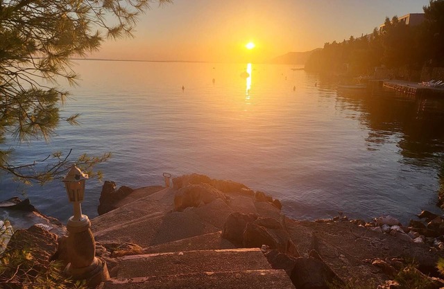 A P A R T M E N T - 7 7 Private beach & swimming pool